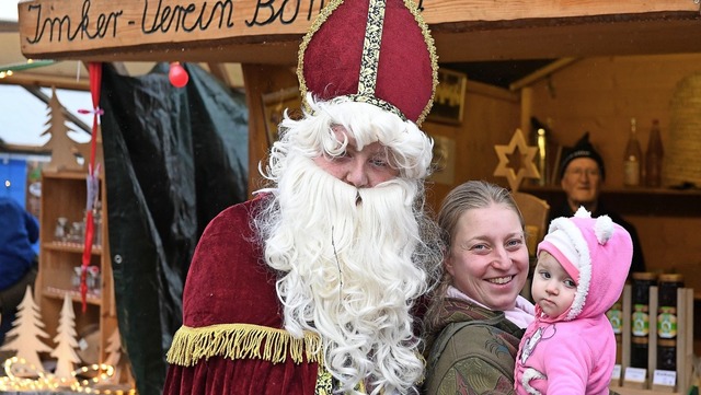 Der Weihnachtsmann  hatte fr jedes Kind ein Geschenk dabei.  | Foto: Wolfgang Scheu
