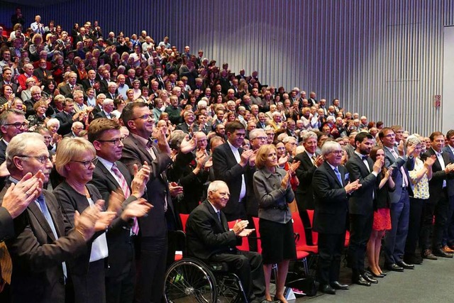 Standing Ovations fr Edith Schreiner:...digen die Arbeit von 16 Jahren als OB.  | Foto: Helmut Seller