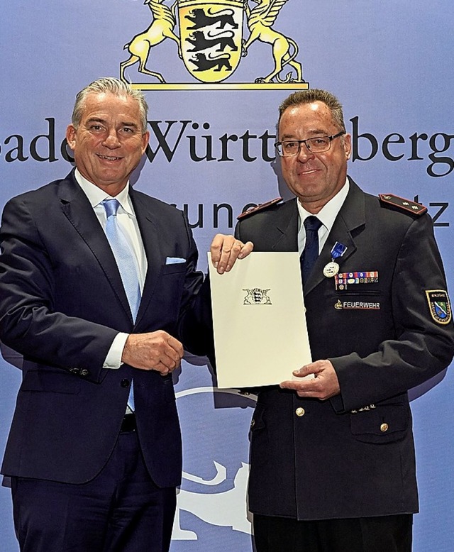 Manfred Rotzinger (rechts) erhielt von...kerungsschutz-Ehrenzeichen des Landes   | Foto: Schmid