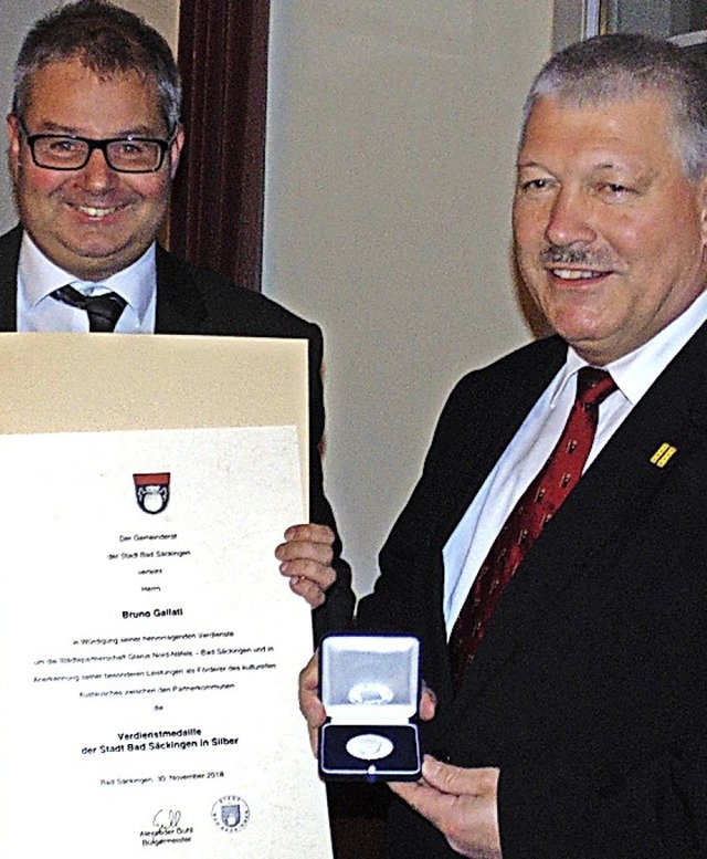 Brgermeister Alexander Guhl (links) ...berne Verdienstmedaille samt Urkunde.   | Foto: Michael Gottstein