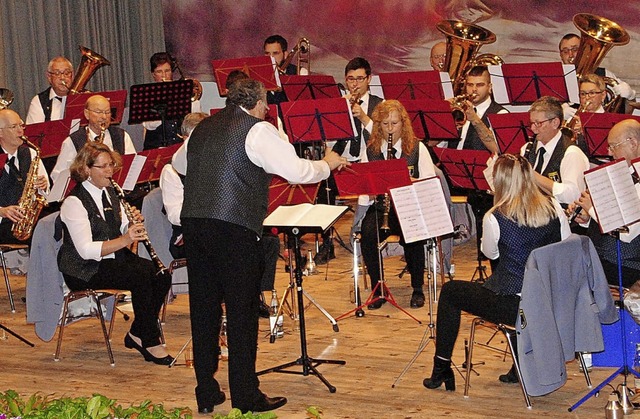 Dirigent Thomas Wengert hat sein Orchester fest im Griff.   | Foto: Sedlak