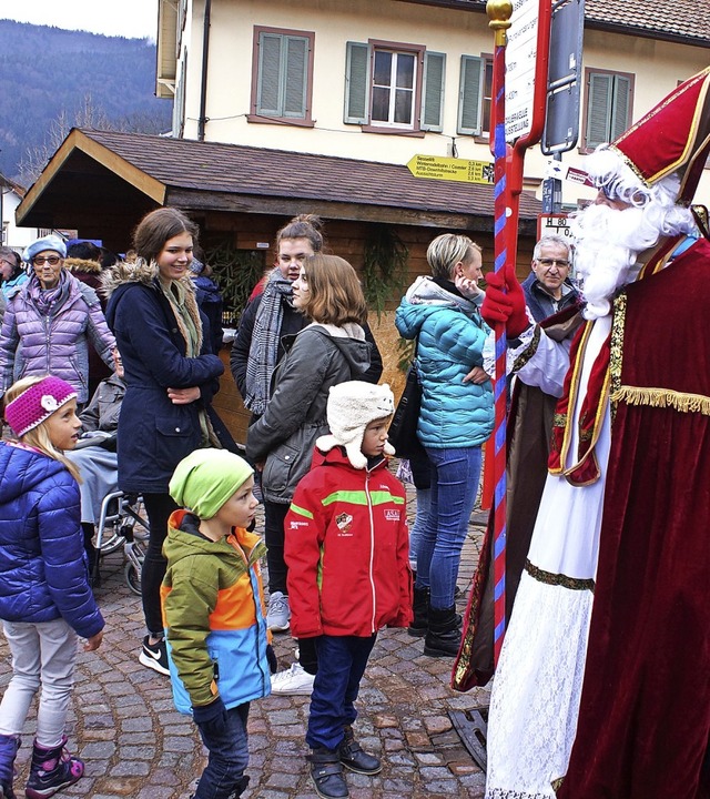 Nikolaus und Knecht Ruprecht kamen in ...d verteilten Geschenke an die Kinder.   | Foto: verena Wehrle