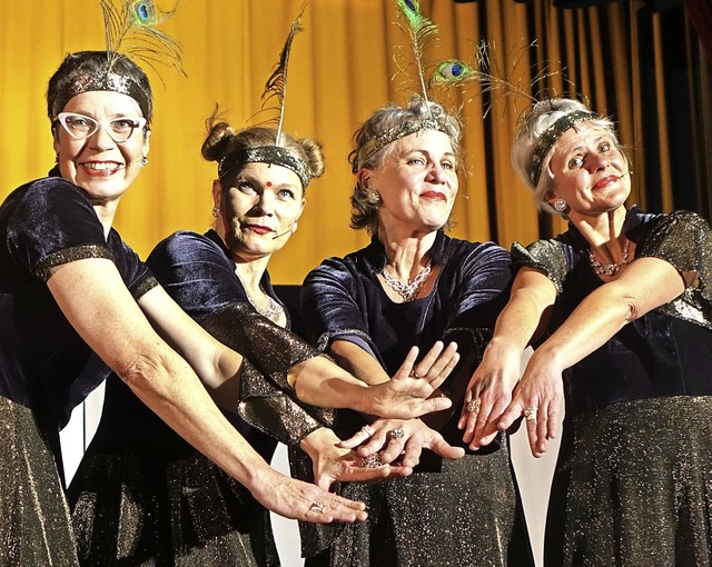 Am Schluss ihres neuen Stcks &#8222;#... als glamourse Revuegirls die Bhne.   | Foto: roswitha frey