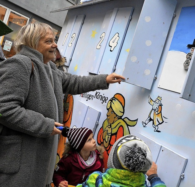 Margarete Kurfe und Kinder ffnen die erste Tr.  | Foto: Barbara Ruda
