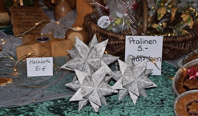 Nicht von der Stange: allerlei Schnes...es auf dem Tumringer Weihnachtsmarkt   | Foto: Heidemarie Wussler