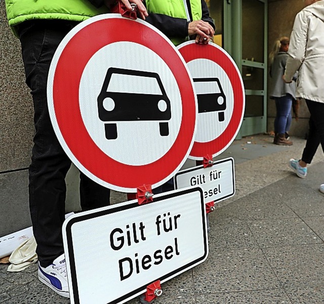 Die Schilder fr die Fahrverbote gibt es schon.  | Foto: dpa