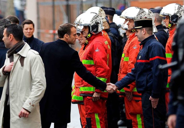 Prsident Emmanuel Macron (Mitte) mach...rungen und dankte den Einsatzkrften.  | Foto: AFP
