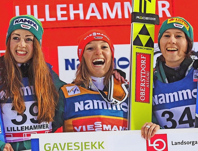 Juliane Seyfarth, Katharina Althaus un...ona Straub (von links) in Lillehammer   | Foto: DPA