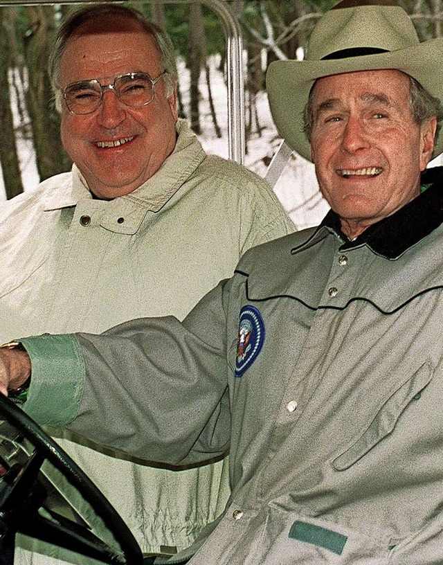 Weggefhrten: der damalige Bundeskanzl...esuch in Camp David  bei  George  Bush  | Foto: afp
