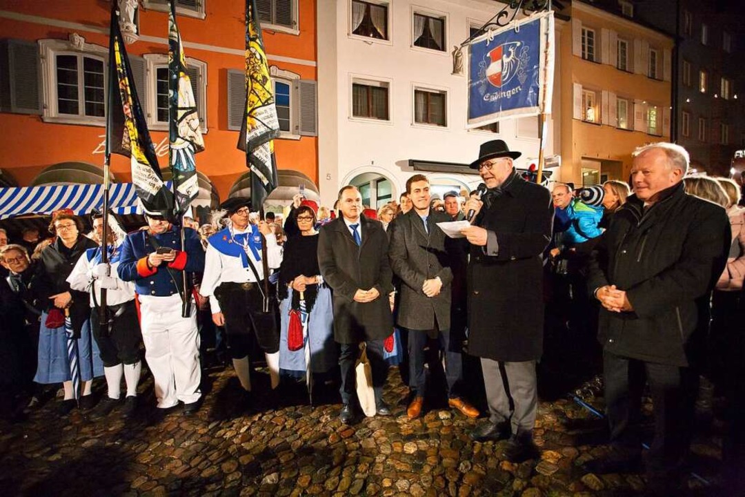Amtsinhaber Hans-Joachim Schwarz gibt ...neuer Endinger Brgermeister bekannt.   | Foto: Martin Wendel