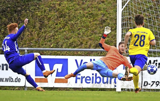 Kein Tor: Florian Metzinger vergibt di... SV Endingen vor Keeper  Lukas Lindl.   | Foto: Seeger