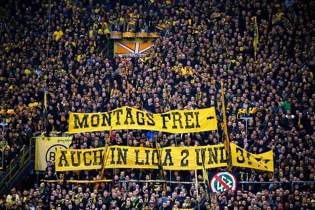 BVB-Fans protestieren gegen Spiele am ...en ihre eigenen  Borussia-Mitstreiter.  | Foto: dpa