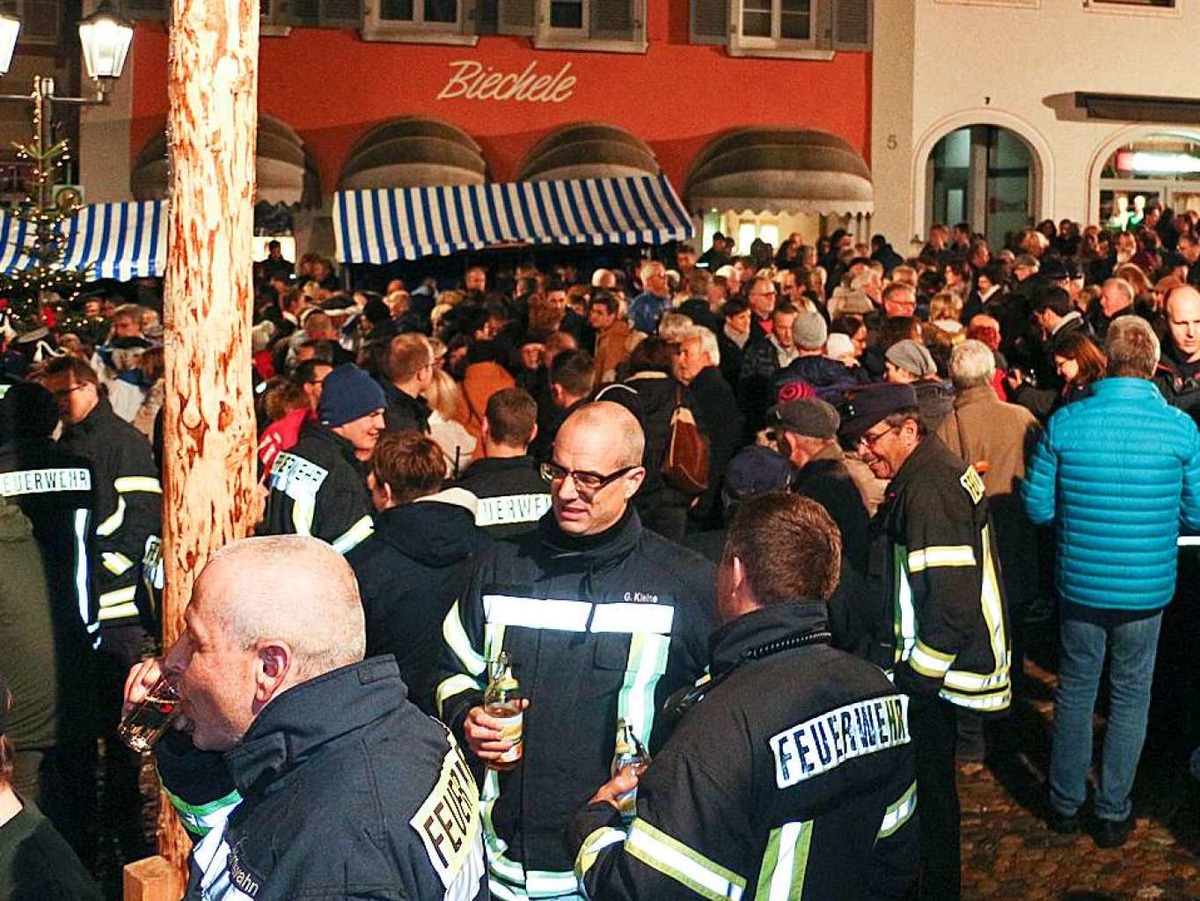 Dichtes Gedrnge herrscht am Abend auf dem Endinger Marktplatz.