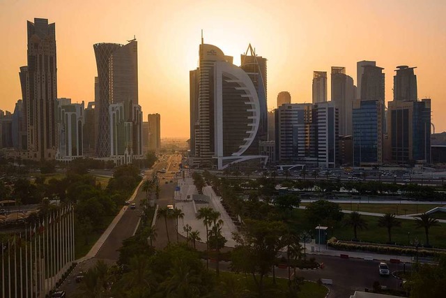Die Sonne geht hinter der Skyline von Doha, Katar, unter.  | Foto: dpa