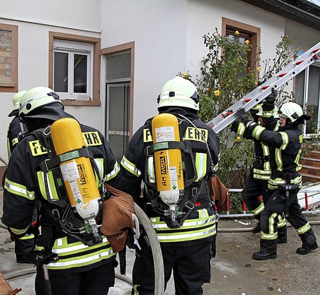 Den Ernstfall probte die Amolterer Abt...bung am Samstag an der Dorfstrae 2.   | Foto: Roland VITT