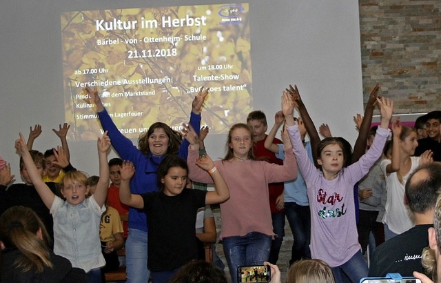 Die 5. Klassen sorgten fr den Flashmob zum Hit  &#8222;Happy&#8220;.   | Foto: Schule