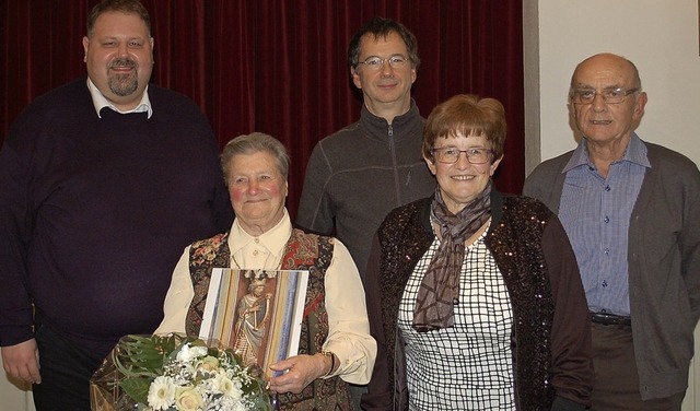 Ehrungsfeier (von links): Pfarrer Jeli...Waltraud Lgler und Paul Schneeberger   | Foto: Barbara Rderer