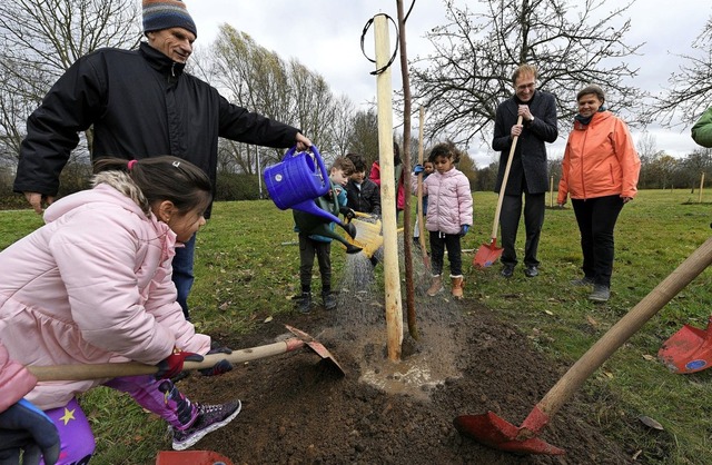 Den mit Kinderhilfe gepflanzten Baum h...nder- und Jugendzentrums Weingarten).   | Foto: Thomas Kunz
