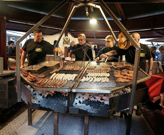 Jedes Jahr eine Attraktion: Wrste vom Grill der Thringer  | Foto: Freudig