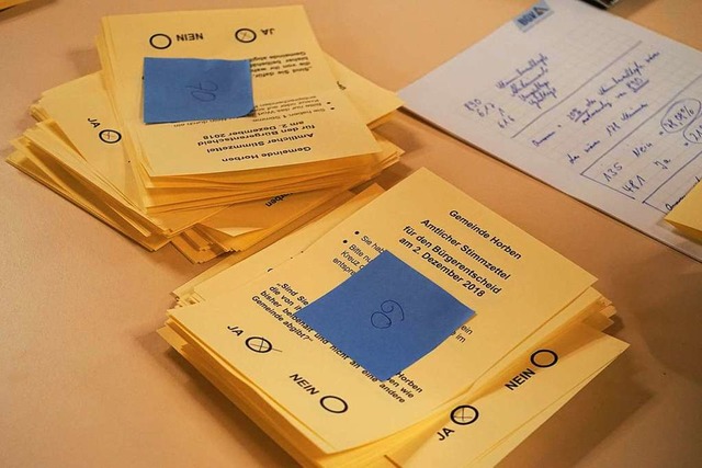 Ausgezhlte Stimmzettel fr den Brgerentscheid  | Foto: Julius Wilhelm Steckmeister