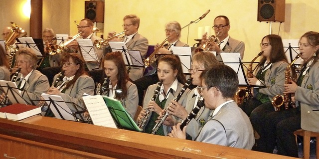 Der Musikverein Freundschaft Wies beim gemeinsamen Konzert in der Kirche.  | Foto: Ulrike Owald