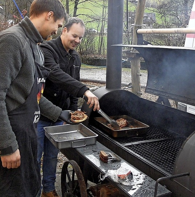 Pulled Pork bereiten Mathias Lffler und Pirmin Mayer (vorne) auf dem Smoker zu.  | Foto: Josef Faller