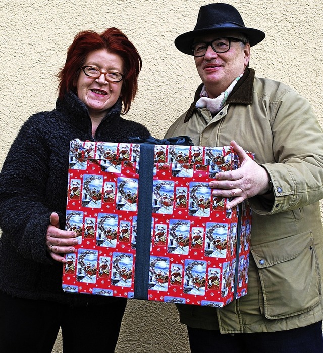 Ursula Buhlau und Martin Ruf mit dem G...rd das Geheimnis des Inhalts gelftet.  | Foto: Sylvia-Karina Jahn