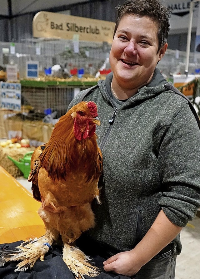 Sandra Eckmann mit einem Brahma-Huhn u...rger mit einem Neuseelnder-Kaninchen   | Foto: just