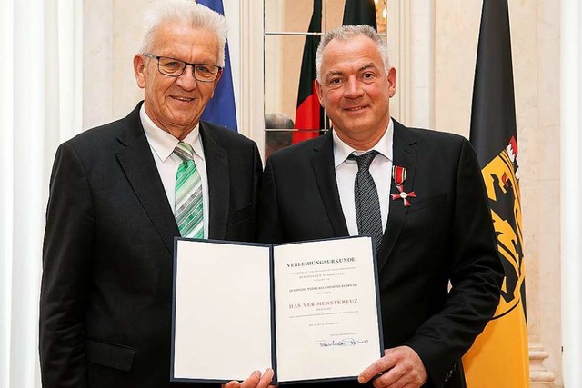 Aus den Hnden von Ministerprsident W...lph (rechts) das Bundesverdienstkreuz.  | Foto: Staatsministerium Baden-Wrttemberg