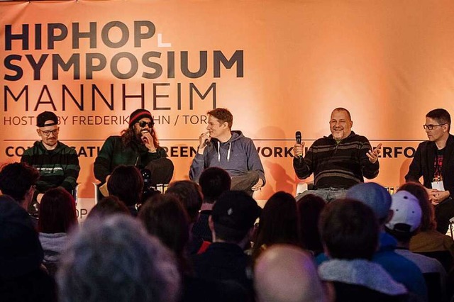 Jan Delay, Samy Deluxe, Moderator Falk....) beim HipHop-Symposium in Mannheim.   | Foto: Arthur Bauer