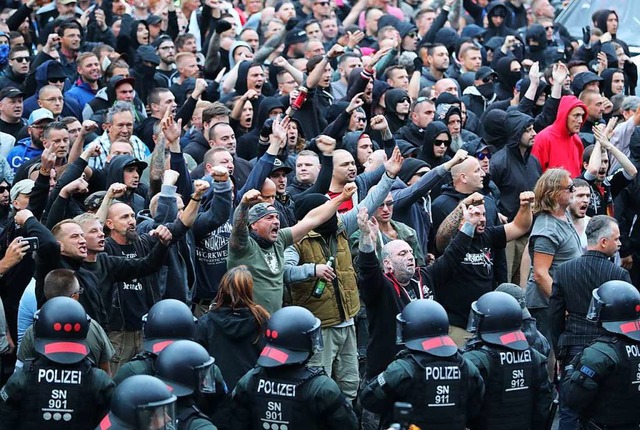 Rechtsextreme protestieren nach dem Tod eines Deutsch-Kubaners  in Chemnitz.   | Foto: DPA