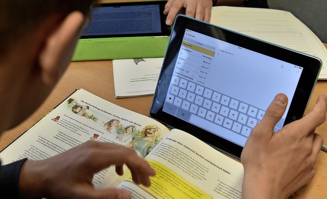 Tablet statt Schulbuch &#8211; so knn...itale Unterricht der Zukunft aussehen.  | Foto: dpa