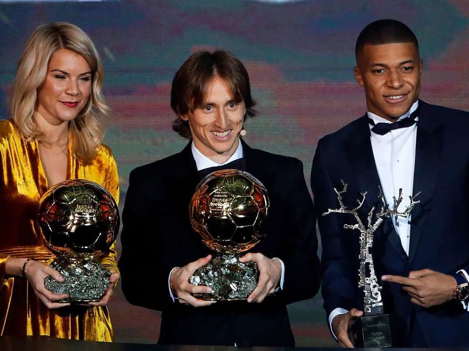 Ada Hegerberg, Luka Modric und Kylian Mbappe mit ihren Auszeichnungen.  | Foto: dpa