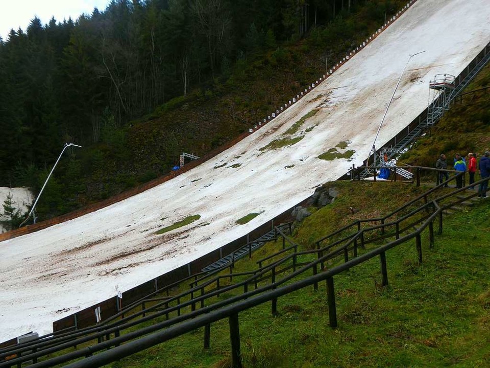 Das Grn schimmert durch: die Bedingun...achen den Skisprung-Weltcup unmglich.  | Foto: Peter Stellmach