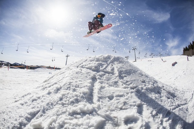 Auf dem  Feldberg gibt es in diesem Winter verstrkt Snowboardkurse.  | Foto: QParks