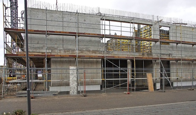 Das neue Schulhaus wchst: Derzeit wir...en in den Standort am Brgerzentrum.    | Foto: Ilona Hge