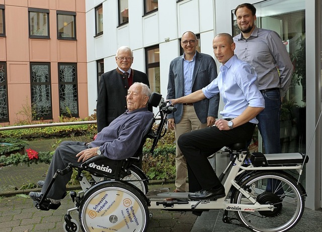 Ein E-Bike mit gekoppeltem Rollstuhl ... St. Katharina am Montag in Endingen.   | Foto: Ruth Seitz