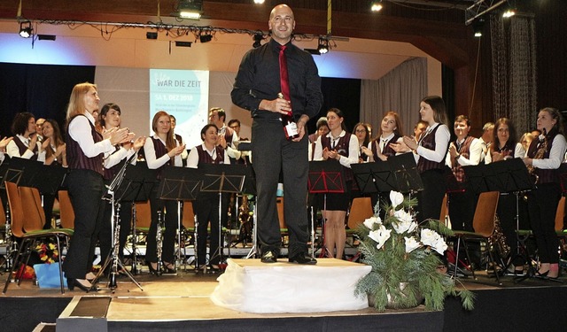 Stehenden Applaus der Bahlinger Musike...n scheidenden Dirigenten Marco Lemke.   | Foto: Helmut Hassler