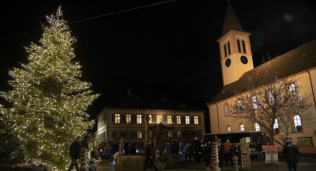 Hell erleuchtet kommt  der Weihnachtsbaum auf dem Sulzburger Marktplatz  daher.   | Foto: Volker Mnch