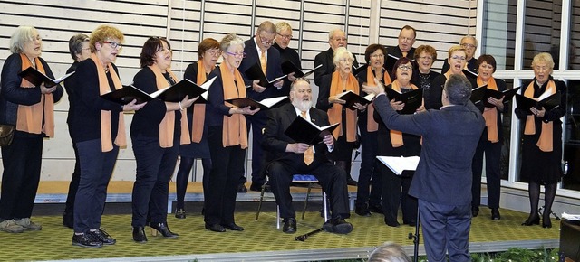 Der gemischte Chor Schweighof unter der Leitung von Jakob Frumann in Aktion.  | Foto: Silke Hartenstein