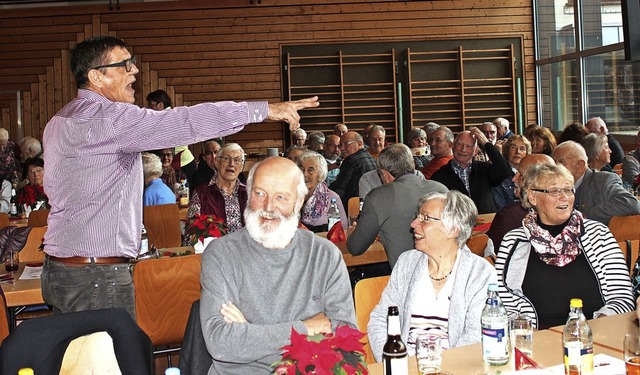 Fr ausgelassene Stimmung beim Seniore...weimal musste er zum Mitsingen bitten.  | Foto: Christa Maier
