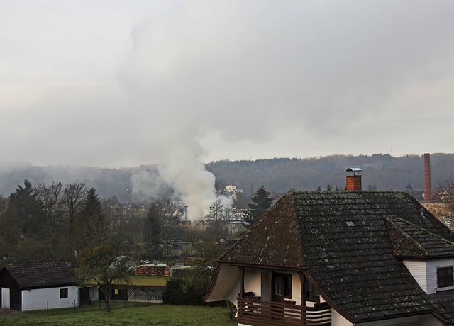 Von Weitem war die Rauchsule auf dem ...l am vergangenen Donnerstag zu sehen.   | Foto: Nina Witwicki