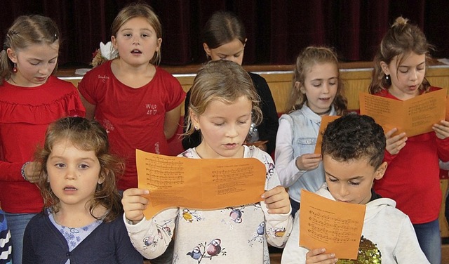 Mit Liedern stimmten Grundschulkinder in den Advent ein.   | Foto: H. David