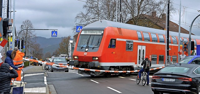 Der Zug fhrt, aber weder Schranken no...fr den umgeplanten Bahnbergang vor.   | Foto: Gerhard Lck