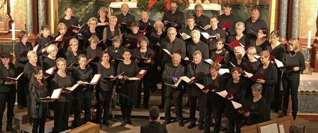 Das Weihnachtskonzert des Kirchenchors...ndner sorgte rundum fr Begeisterung.   | Foto: Erich Krieger