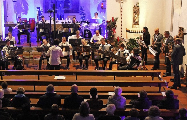 Harmonika Orchester und das &#8222;Saf...rt in der Huserner Kirche gemeinsam.   | Foto: Cornelia Liebwein