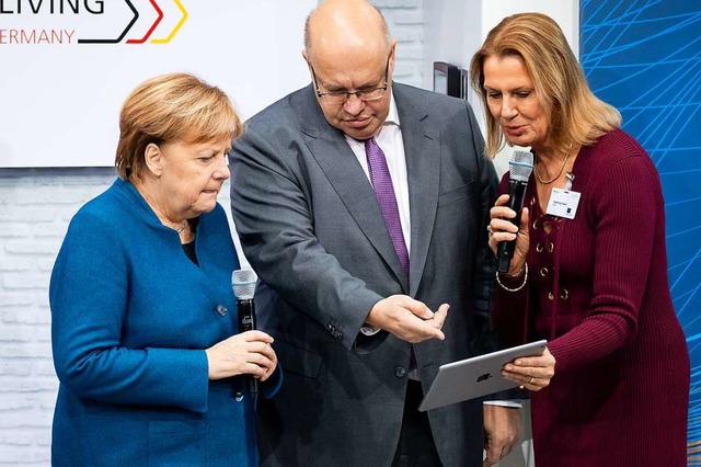 Angela Merkel, Peter Altmaier, Moderatorin  und ein iPad beim Digitalgipfel   | Foto: dpa