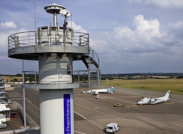 Auf diesem Turm sind die Kameras der D...ng am Flughafen Saarbrcken montiert.   | Foto: dpa