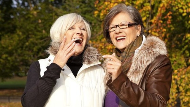 Lachen kann man auch im Alter  &#8211; besonders wenn man Freundschaften hat.   | Foto: adobe.com