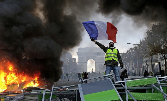 Seit Wochen protestieren in Frankreich...egen die Steuerpolitik der Regierung.   | Foto: DPA